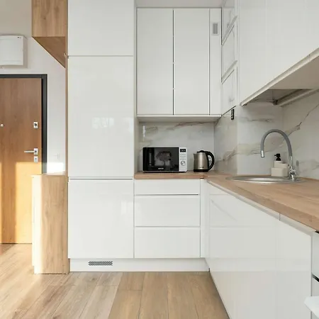 דירה Cosy With Balcony By Renters