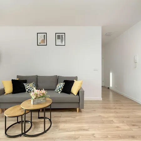דירה Cosy With Balcony By Renters *