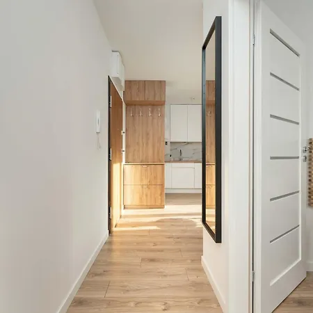 Cosy With Balcony By Renters דירה *