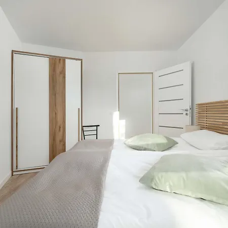 Cosy With Balcony By Renters Apartament