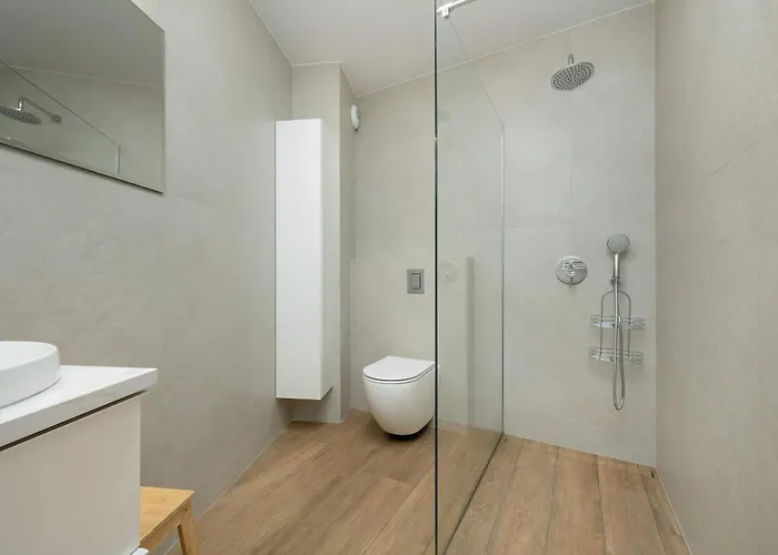 Cosy With Balcony By Renters Apartament