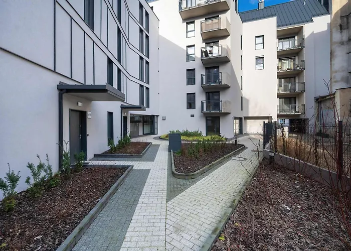 Cosy With Balcony By Renters